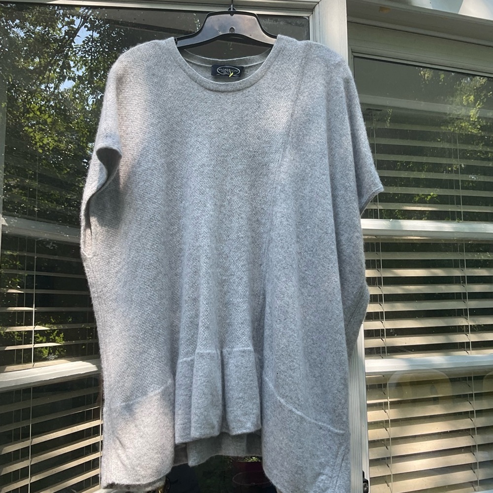 Magaschoni New York 100% cashmere grey poncho. Size 1.